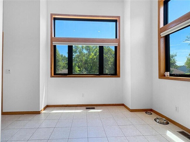 Building Photo - 717 Ashley Dr