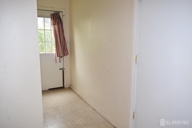 Building Photo - 31 Larch St