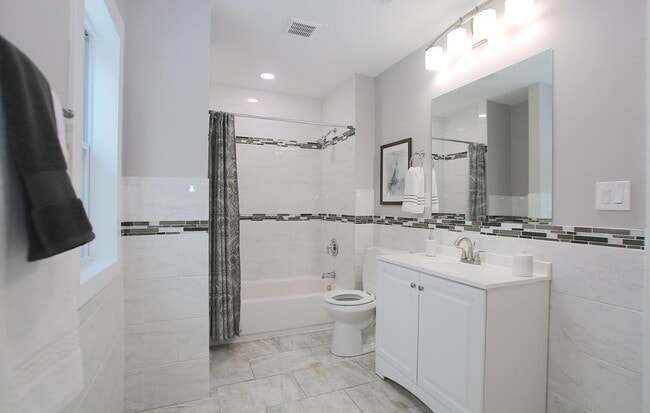 Building Photo - 220 E 27th St