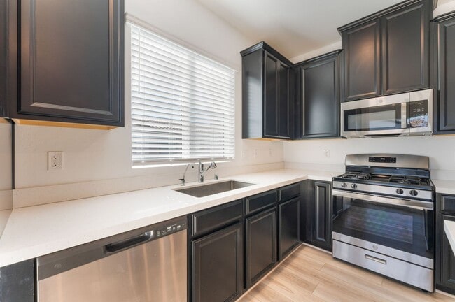 Building Photo - Bright Townhome in Gated Community!