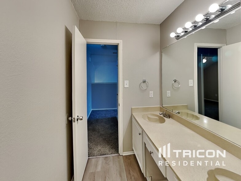 Building Photo - 404 Moss Hill Dr