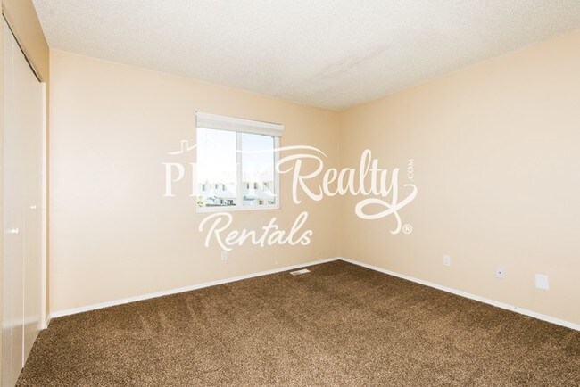 Building Photo - Great 2-Story Townhome in Soaring Eagle