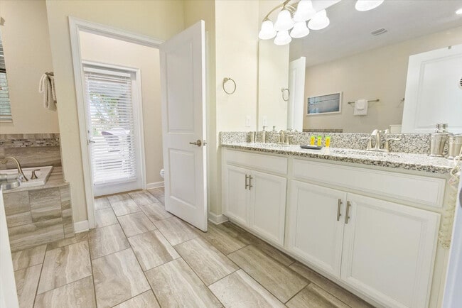Building Photo - 1411 Rolling Fairway Dr