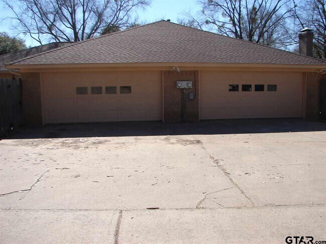 Building Photo - 419 Top Hill Dr