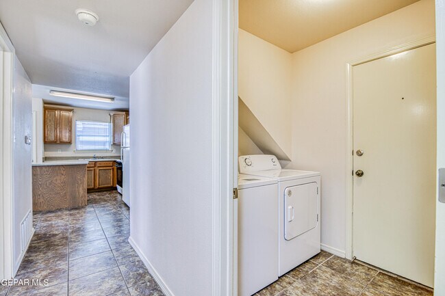 Building Photo - 6216 Spotted Eagle Dr