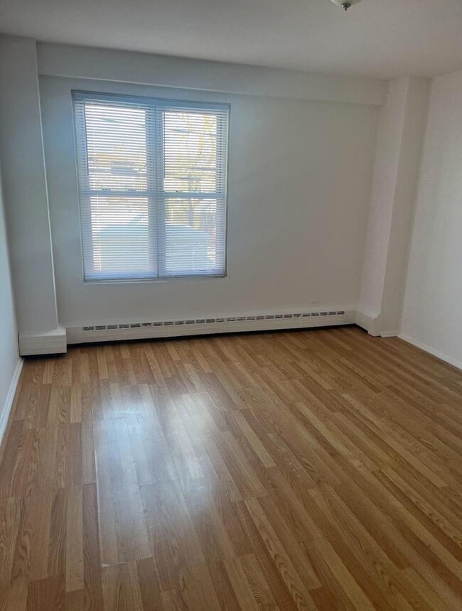 Building Photo - 2610 W Berwyn Ave