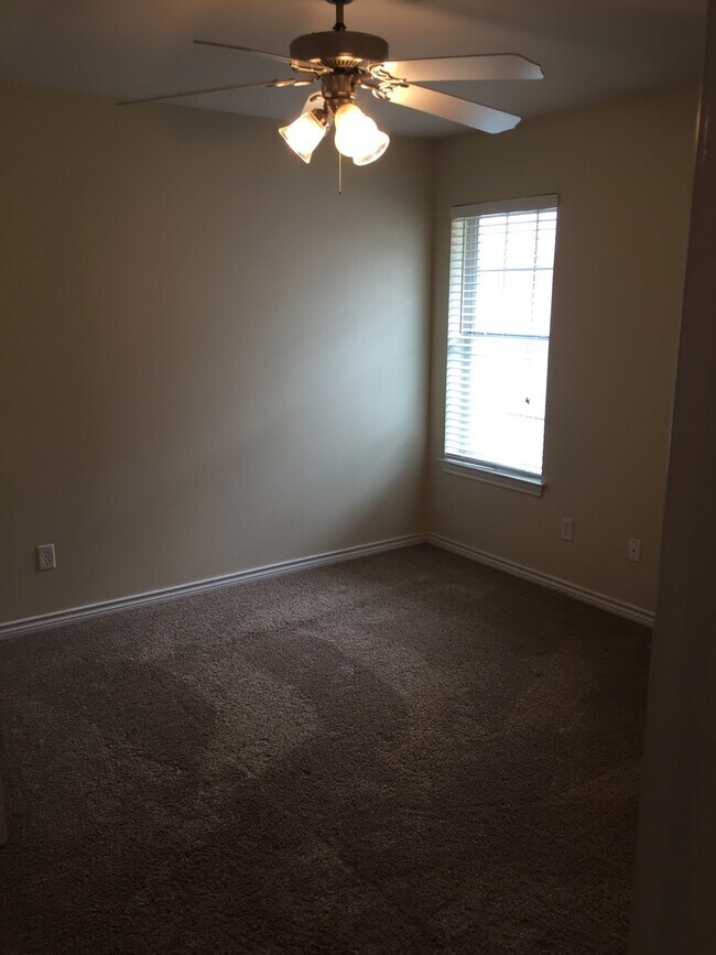 Building Photo - College Station. - 3 bedroom/3 bath Duplex, fenced in back yard, ready for an August 2026 move in.