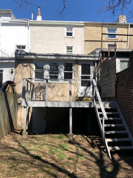 back deck with private, fenced in backyard - 4346 Cresson St
