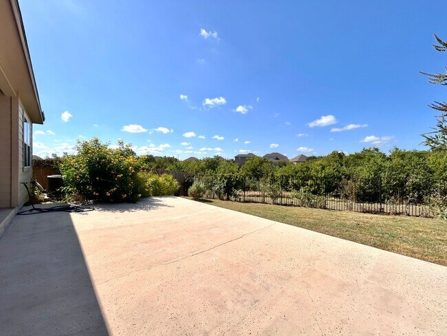 Building Photo - Beautiful 3-Bedroom, 2-Bath Home with Comm...
