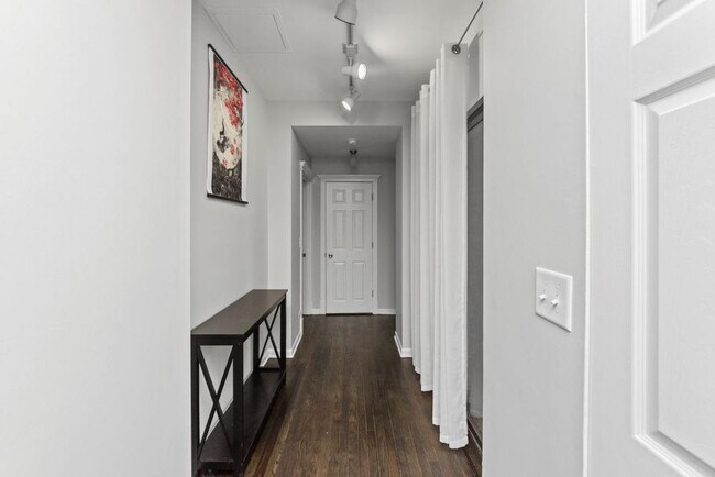Building Photo - 2 bedroom in Chicago IL 60660