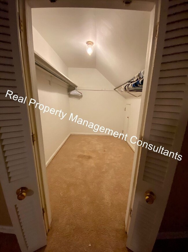 Building Photo - Unique 4-Bed Prairie Village Home