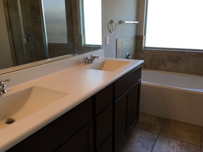 Building Photo - Great Open Floor Plan in Buda