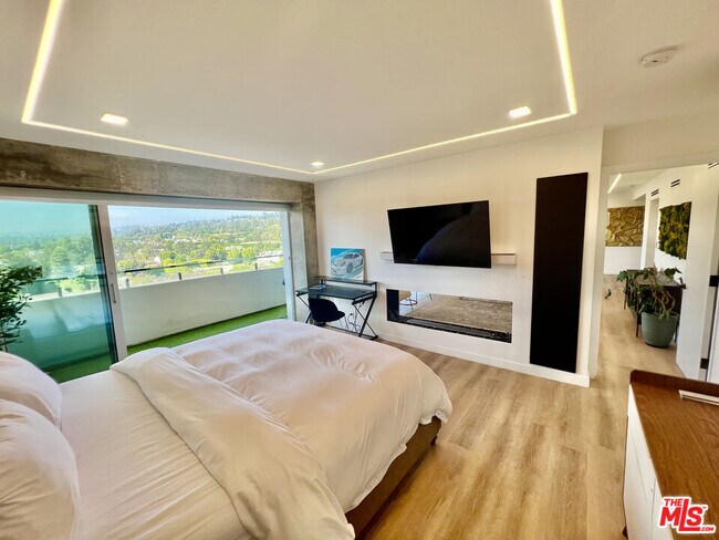 Building Photo - 838 N Doheny Dr