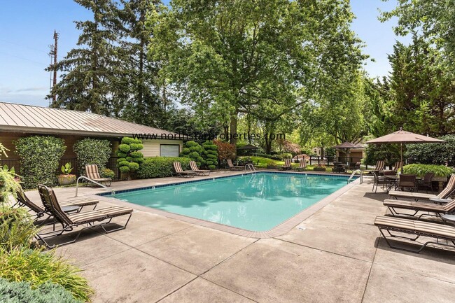 Building Photo - Stunning Riverfront Townhome in Sellwood