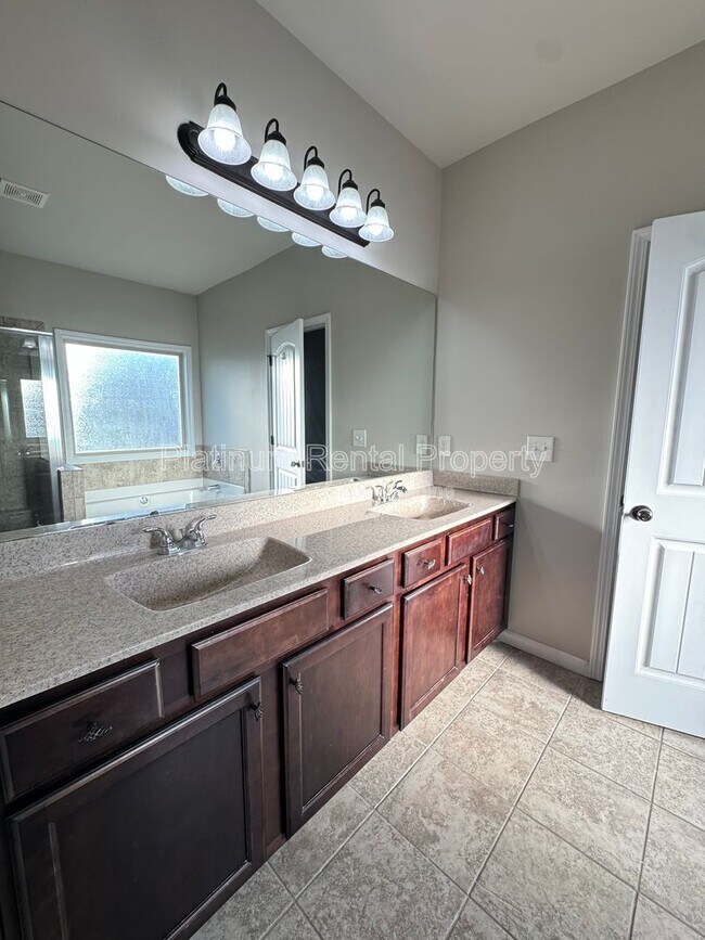 Building Photo - 1355 Slate Bend Dr