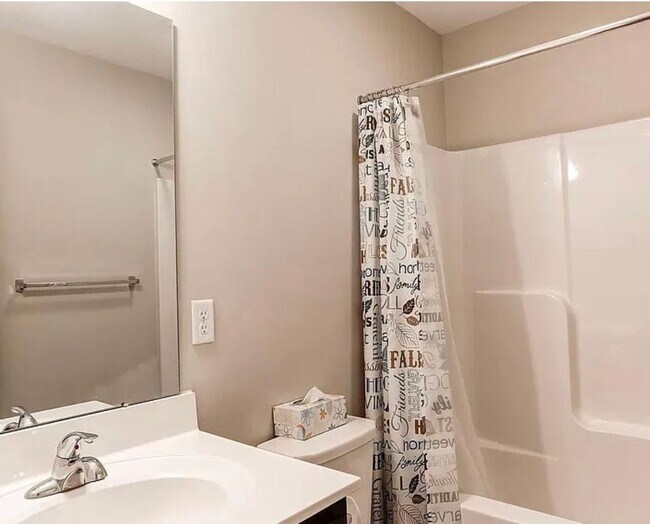 Building Photo - 3 bedroom 2.5 bathroom townhome for rent