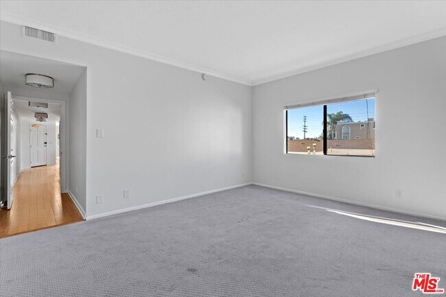 Building Photo - 11827 Goshen Ave