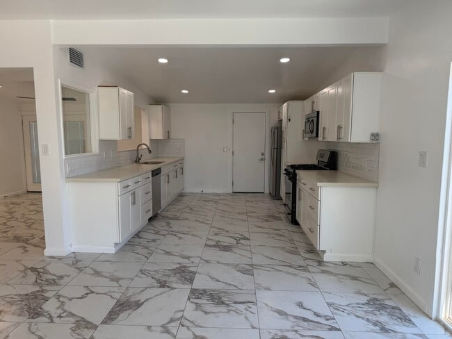 Building Photo - 12811 Catalpa Ave