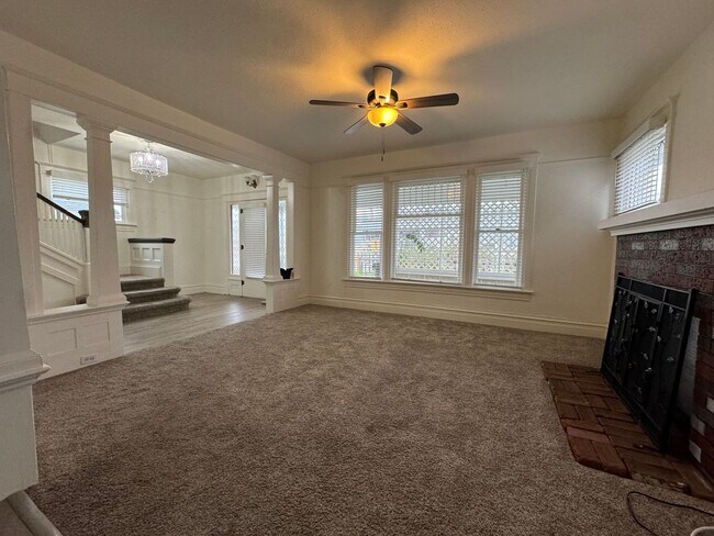 Building Photo - Charming 4 bedroom home