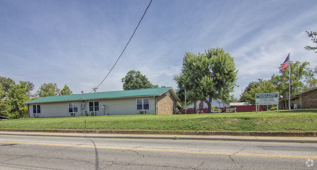 Primary Photo - Walnut Street Apartments