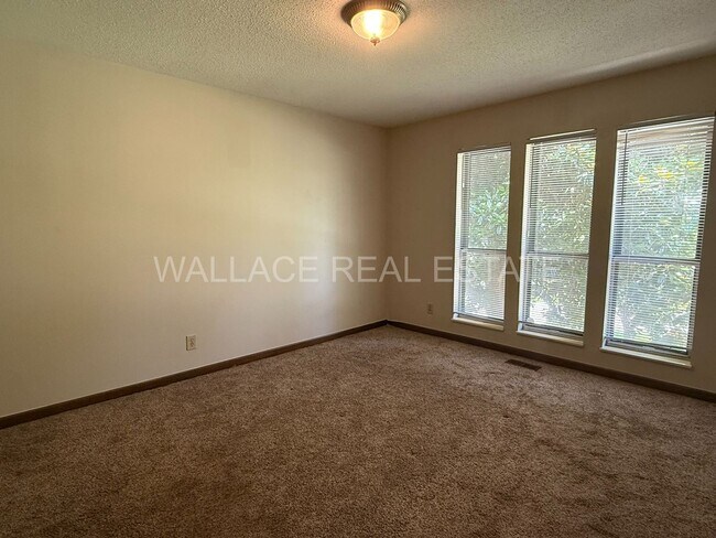 Building Photo - 4 BEDROOM HOUSE IN KINGS GATE SUBDIVISION ...