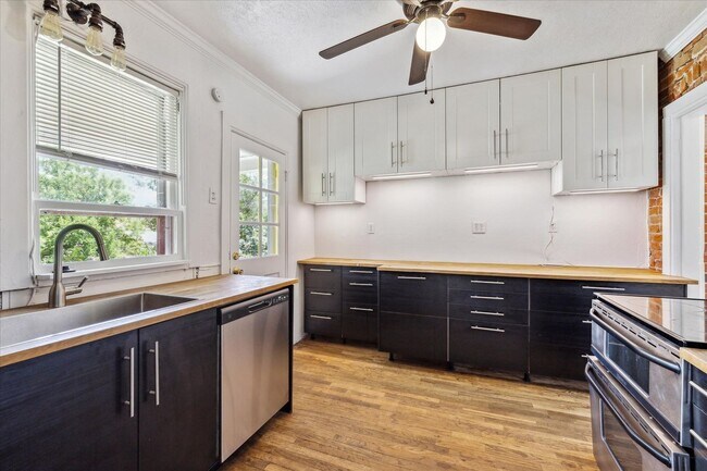 Building Photo - Charming 1-bedroom with office, 1-bathroom...