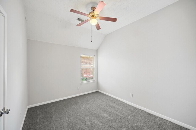 Building Photo - Spacious 3/2 with an Office in Winfield Lakes!