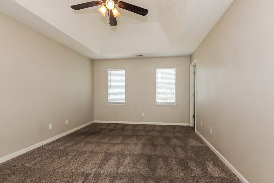 Building Photo - 8129 Vermilion Dr