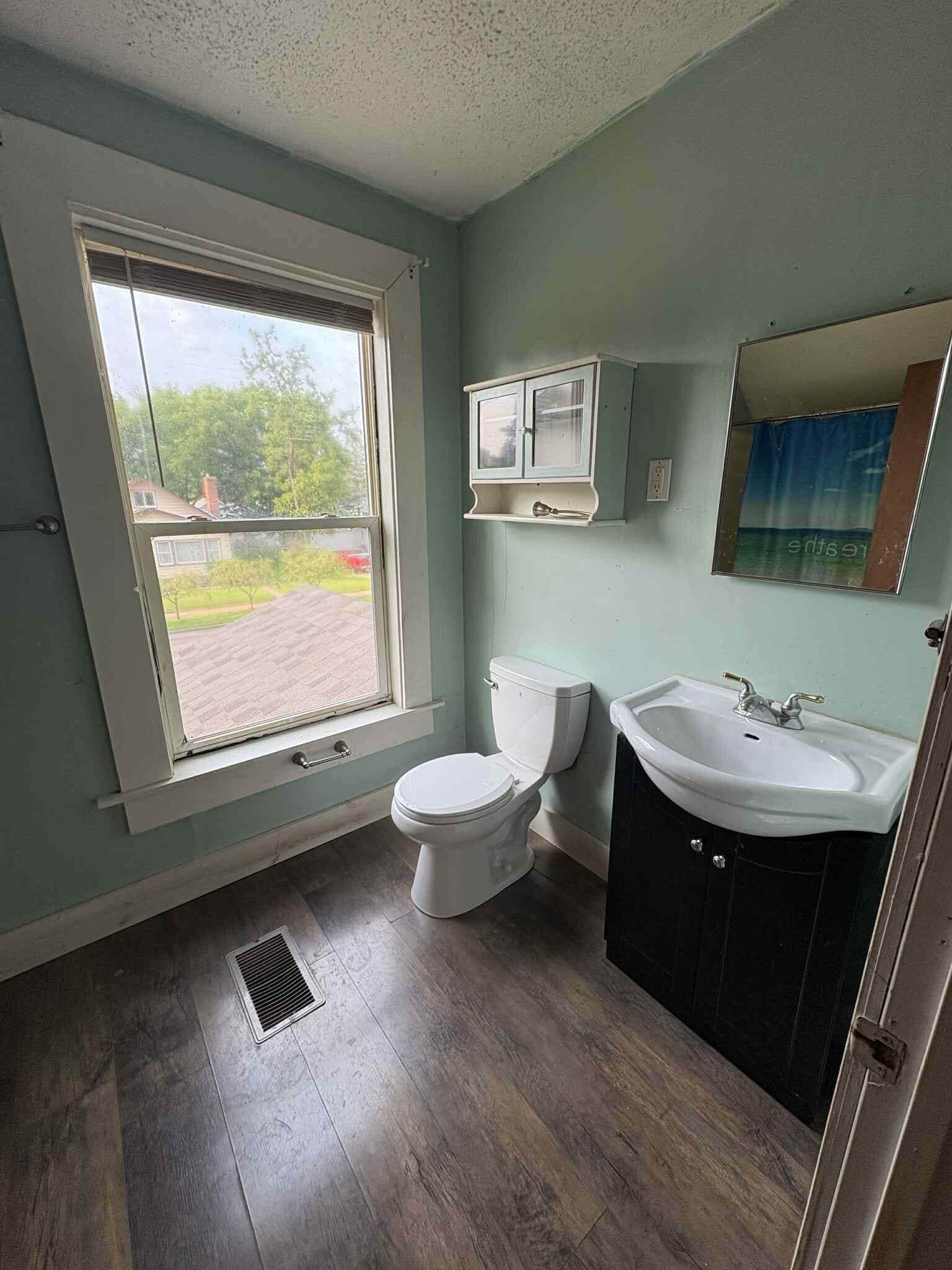 Building Photo - 945 W 9th St