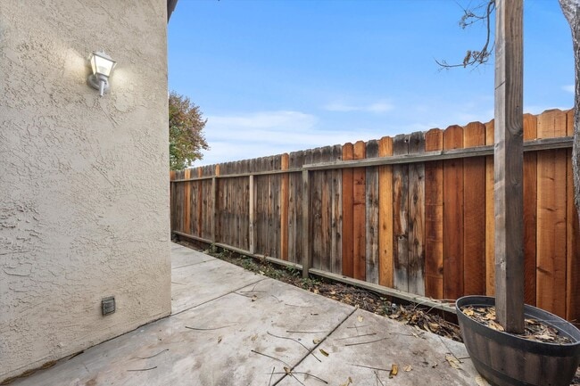 Building Photo - Beautiful 2-Bedroom Condo in Bakersfield, CA