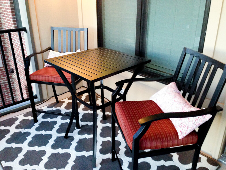 Relax and dine alfresco in the screened patio - 700 Finsbury St.