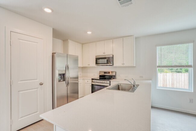 Building Photo - 2300 Plantation Dr