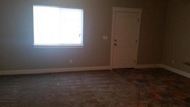 Building Photo - 650 Ruby Cir