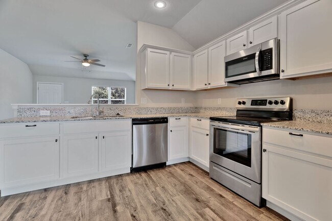 Building Photo - 3 Bed 2 Bath home mins away from the University!