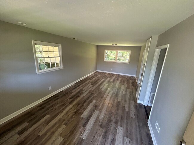 Building Photo - 3br 1Ba with move in special for July!