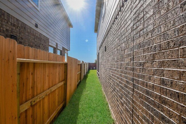 Building Photo - 2932 Tantara Dr