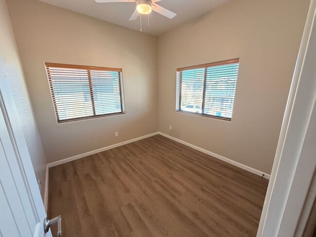 Building Photo - Move-in Special! End Unit *Gated* Downtown Phx Townhome 2 Car Garage!