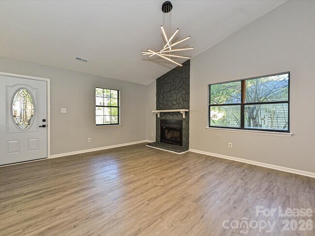 Building Photo - 633 Pennwood Ln