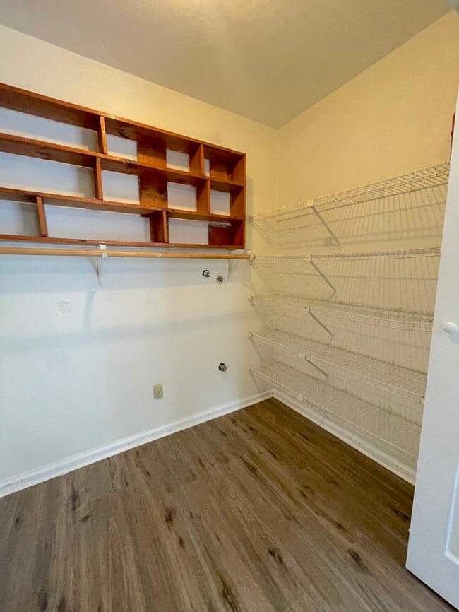 Building Photo - Charming 3-Bedroom, 1.5-Bathroom Townhome ...