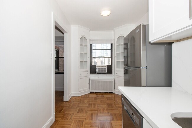 Building Photo - 1100 N Dearborn St