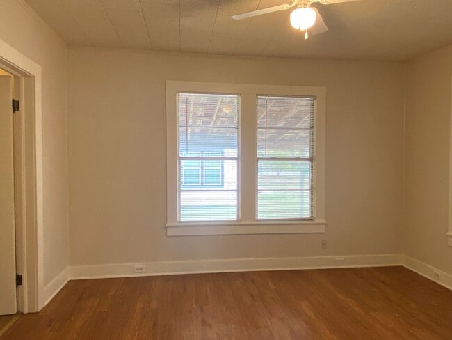 Building Photo - CUTE 2 BEDROOM