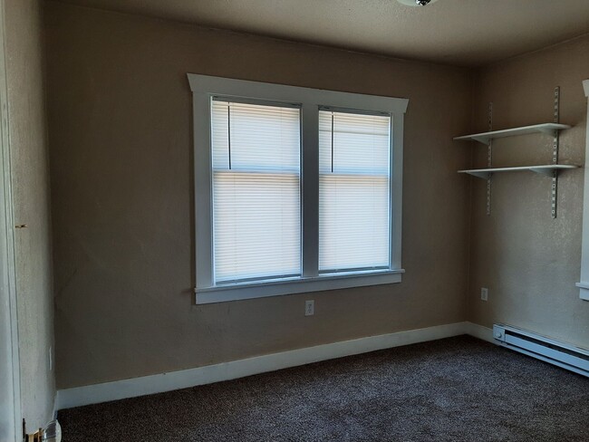 Building Photo - Pet Friendly 2 Bedroom 1  Bath