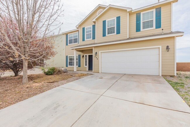 Building Photo - Beautiful Two Story House