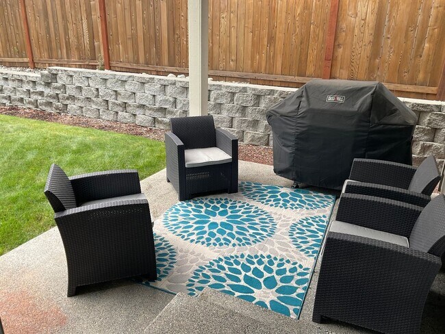 Building Photo - Furnished 4BR/3.5BA Home w/ Modern Ameniti...