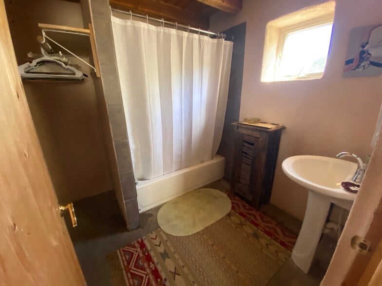 Studio Bathroom - 223 Victor Court