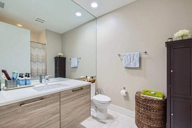 Building Photo - Beautiful 3 bedroom 3 Bathroom home