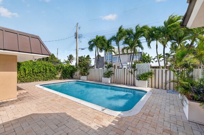 Building Photo - 2213 NE 16th St