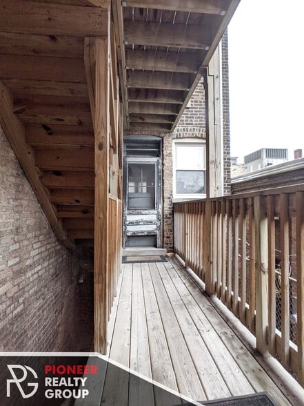 Building Photo - 531 W Aldine Ave