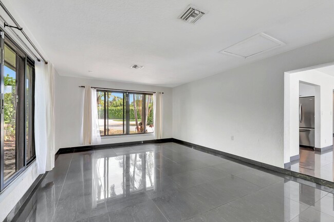 Building Photo - 187 Duke Dr