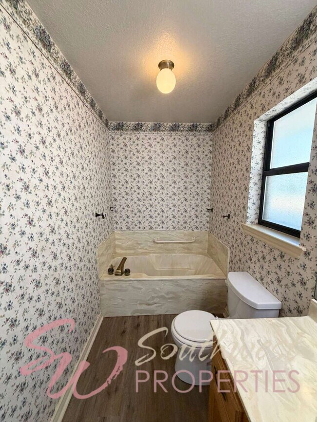 Building Photo - 2 bedroom 2 bath well maintained home close to city park!